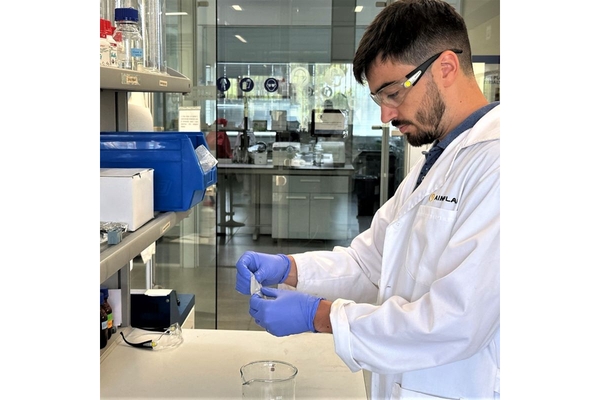 Image Researcher in lab.